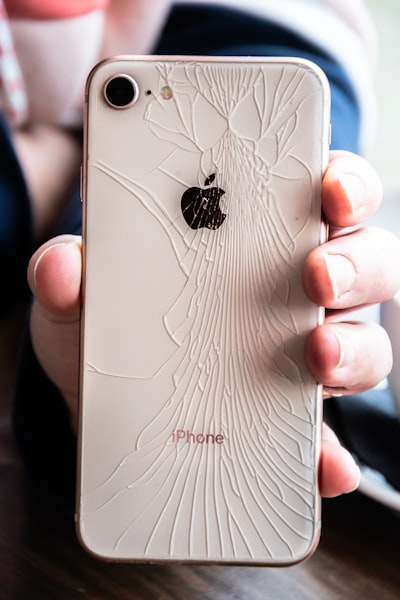 Broken iphone se 2 backglass. 